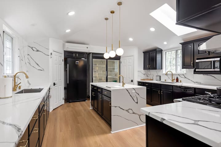 Modern LA 9 Bedroom Family or Big Group Getaway gallery image 3