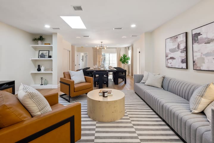 Modern LA 9 Bedroom Family or Big Group Getaway gallery image 2