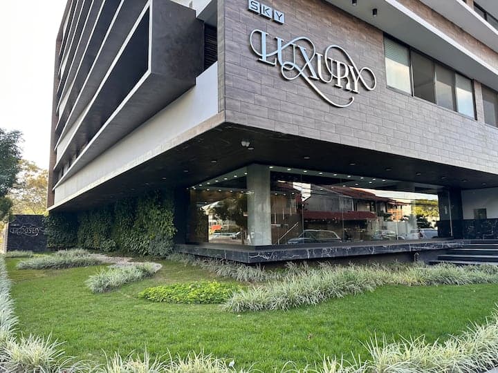 Apto De Lujo Con Vista Y Piscina Equipetrol Wifi - Bolivia