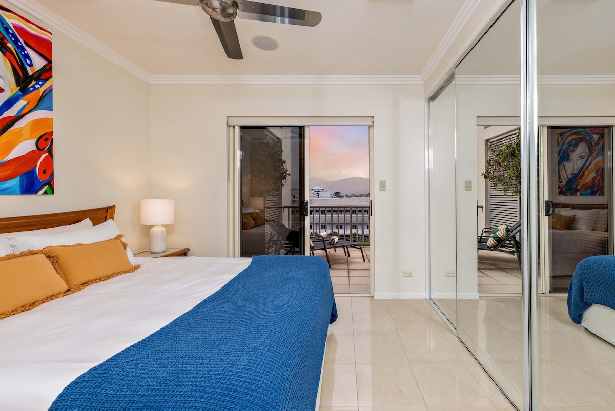 El segundo dormitorio proporciona acceso directo a un balcón más pequeño, perfecto para tumbarse al sol.
