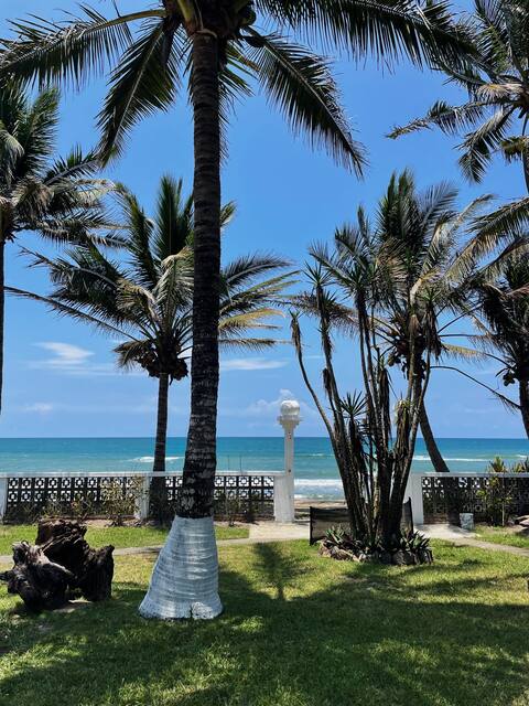 Hermosa CASA de PLAYA, con Jardin y Vista al Mar!