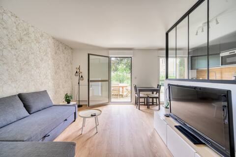 F2, 17 min Paris, south-facing terrace, not overlooked