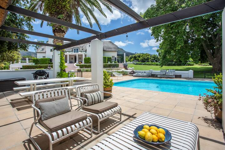 Stylish Cape Dutch vineyard villa in Constantia gallery image 3