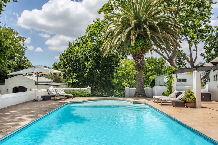 Stylish Cape Dutch vineyard villa in Constantia gallery image 4