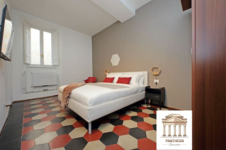 Pantheon Authentic and Modern Apartment
