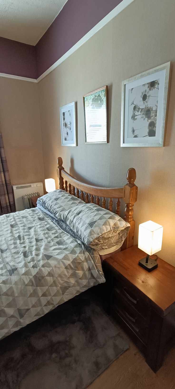 нощни шкафчета със сензорни активирани светлини и вградени USB/3 щифтови контакти, които се зареждат за телефони / лаптопи и т.н.