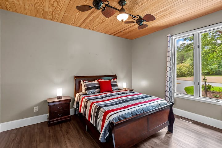 غرفة نوم مريحة بحجم كبير مصممة للراحة والاسترخاء، وتوفر ملاذًا هادئًا مع ميزات مدروسة.