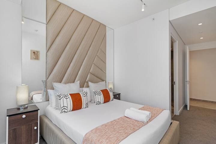 Opulent Designer Apartment | Rooftop Pool & Views gallery image 3