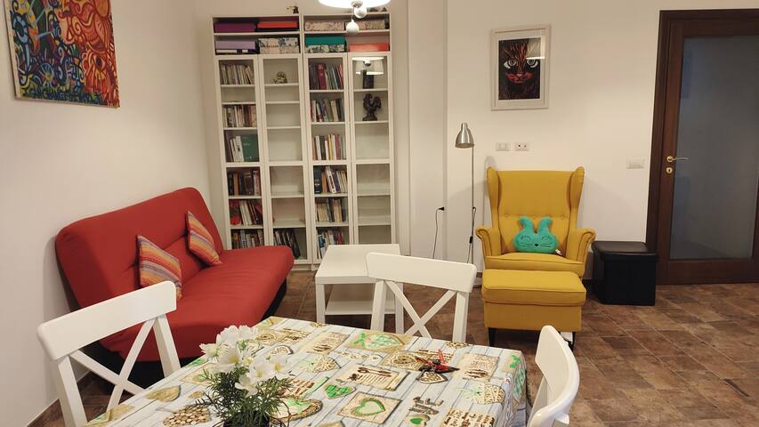 * Ampio appartamento con balcone vicino la metro *