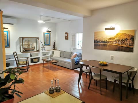 Propiedad de Airbnb exitosa: Traditional Spanish House-Alicante Castle & Beach en Alacant / Alicante