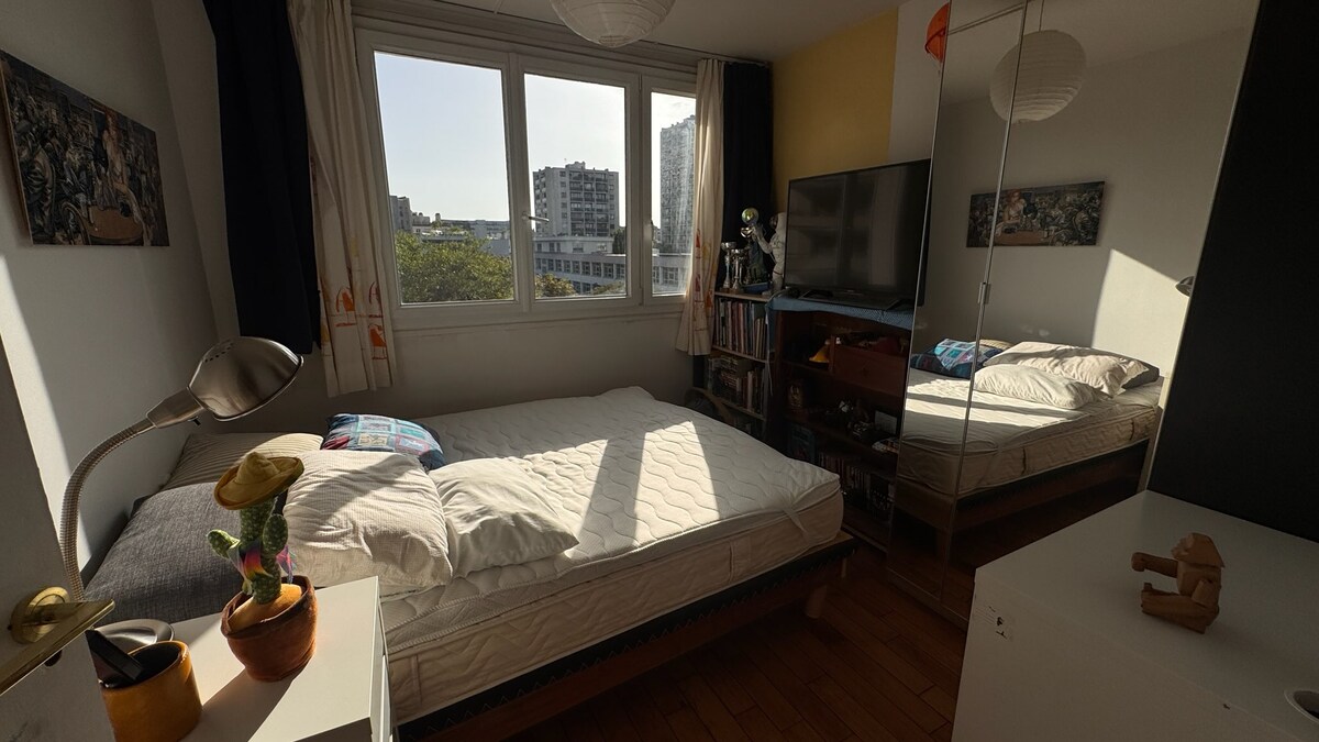 Спална соба 2: поделен брачен кревет (широк 160 – 200 см) составен од два душека од латекс со димензии 90 x 200 см и 70 x 200 см и наддушек со димензии 160 x 200 см и дебелина од 18 см.