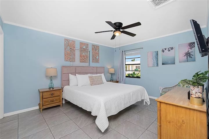 Chumba cha kulala cha msingi cha Lux, chenye kitanda cha ukubwa wa kifalme, runinga mahiri, hutembea kwenye kabati na bafu kamili. 