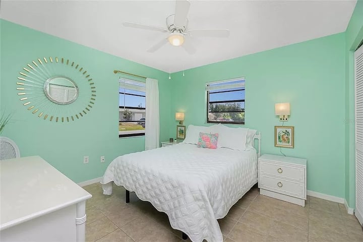 Chumba cha 2 cha kulala kilicho na kitanda cha ukubwa wa malkia na televisheni mahiri, bafu kamili hatua chache tu kwenye ukumbi. 