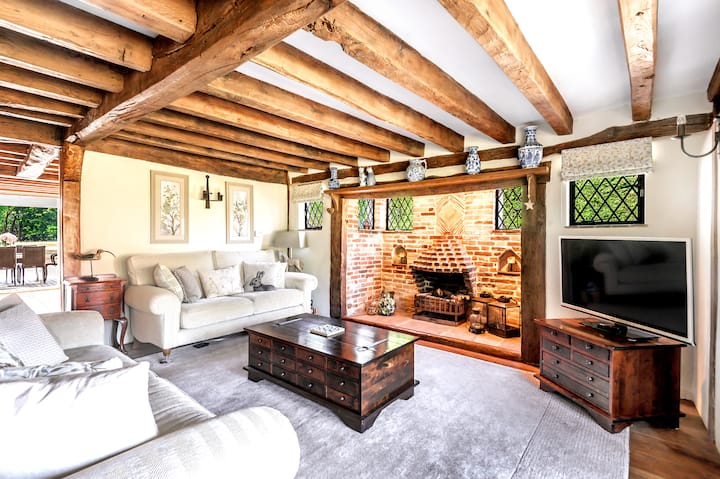 15th-century Thatched Cottage On 2.5 Acres - Woking