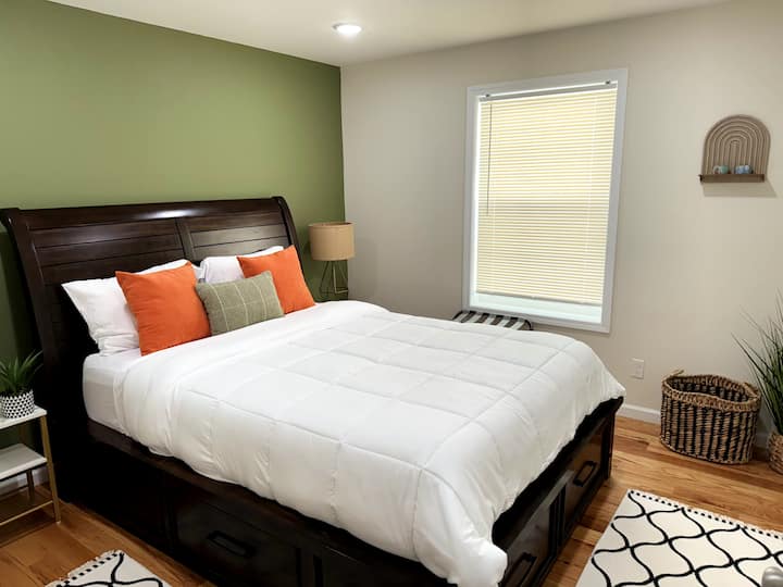 Druhá spálňa ponúka luxusný matrac Tempur-Pedic veľkosti Queen s 2 nočnými stolíkmi, ktoré sú ideálne na odloženie a nabíjanie smartfónu.