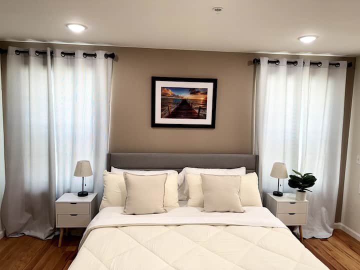 Pripravte sa na vysnívaný nočný spánok v hlavnej spálni, kde na vás čaká matrac veľkosti California King a šesť vankúšov podobných oblaku, aby vás odviedli do mraku deväť.