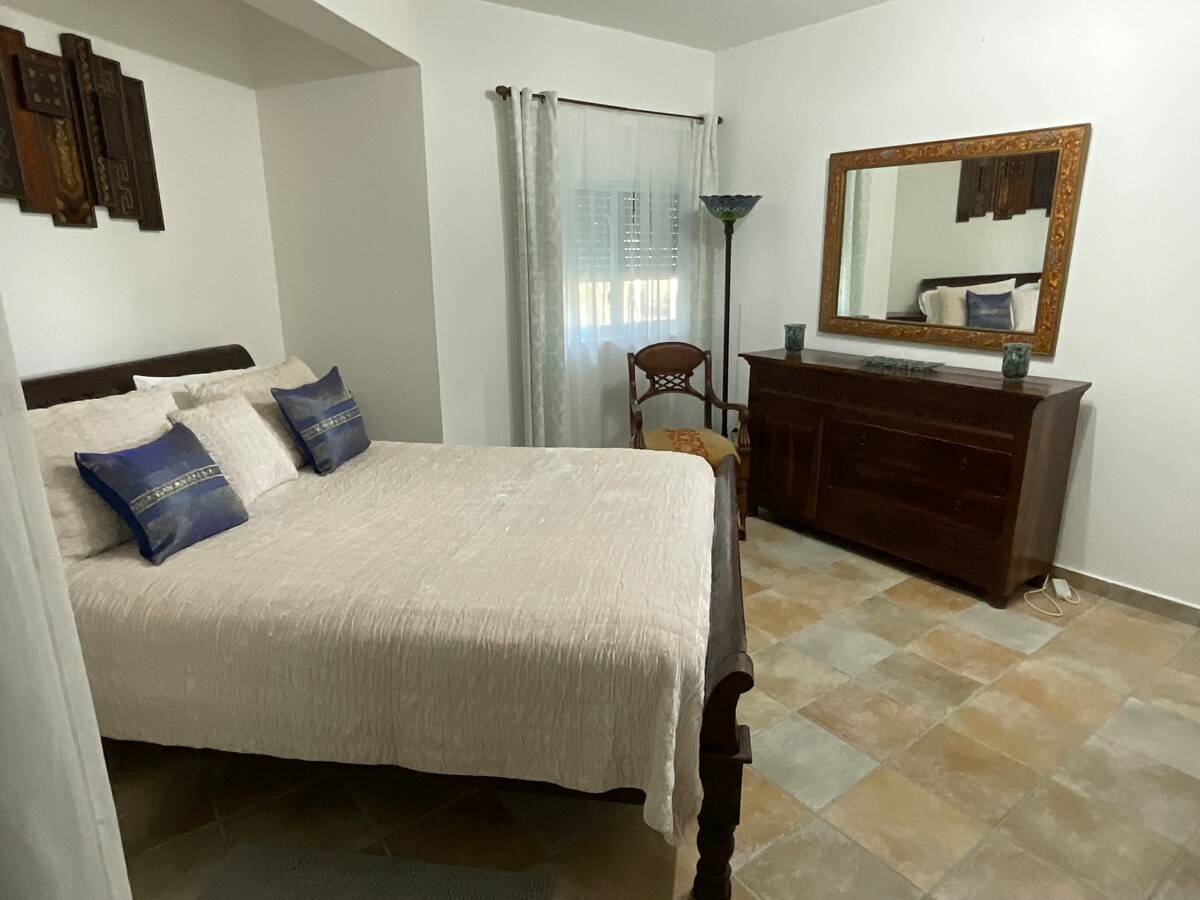 Საძინებელი 1; ფართოა დაცული გორგოლაჭებიანი ფანჯრით, არის კონდიცირებული, უზრუნველყოფილია უსაფრთხოების ყუთი, უზრუნველყოფილია თეთრეული.