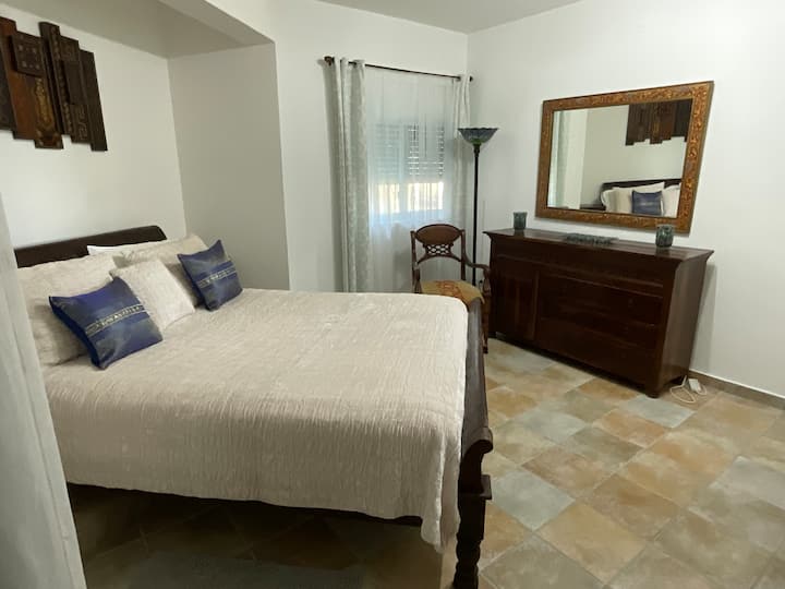 Dhoma e gjumit 1; është e bollshme me një dritare të sigurt me rrota, është me ajër të kondicionuar, kuti sigurie, shtroja krevati.