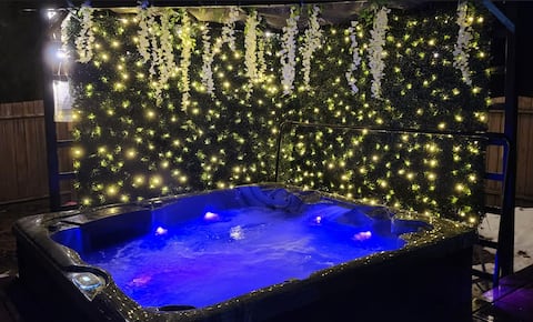 Movie Theme| Hot Tub | Pool Table |Karaoke |Arcade