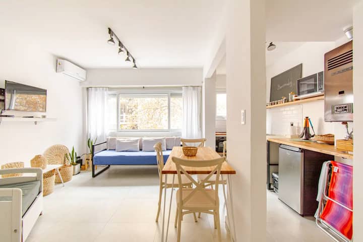 Просторна обстановка с разтегателен диван и разтегателен диван, идеална за почивка със семейството или приятелите. Оборудван с плоскоекранен телевизор, Chromecast за стрийминг и климатик, за да се осигури комфорт по всяко време на годината.