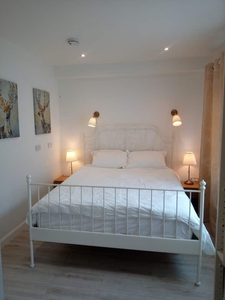 25yrs+ Ensuite King5ft Bed In Small Room-nokitchen - Oranmore