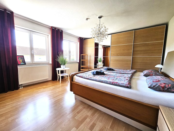 Schlafzimmer der Wohneinheit 1 im Obergeschoss.