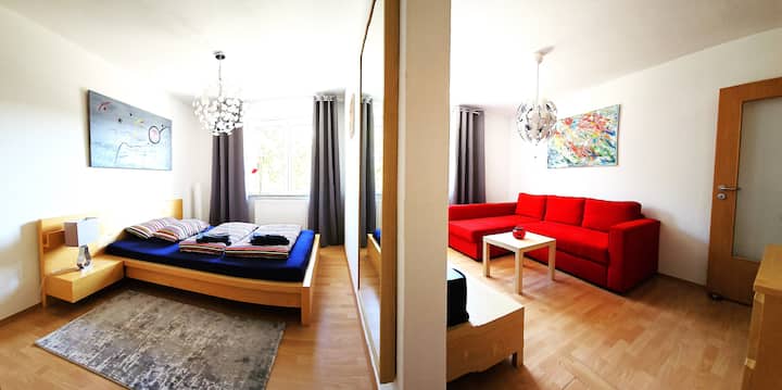 Schlafzimmer und Wohnbereich der Wohneinheit 1 im Obergeschoss.