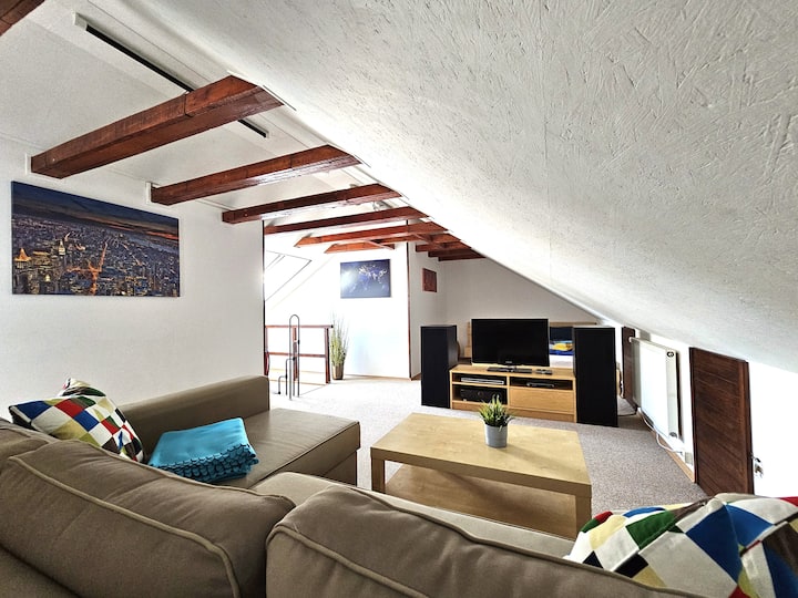 Wohnraum mit (Auszieh-)Couch der Wohneinheit 2 im Dachgeschoss.