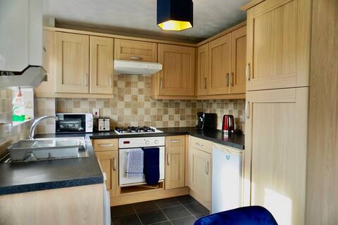 Top Airbnb: Quaint 2-bedroom with Parking, Netflix and Garden in Nuthall