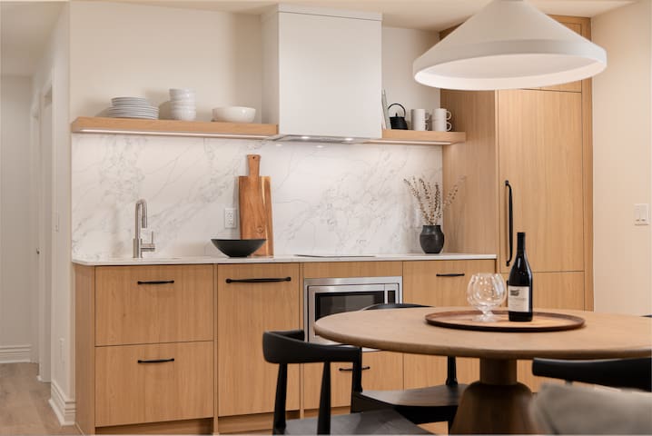 Spacious 2-BDRM near Sunsets, Beach + City Life