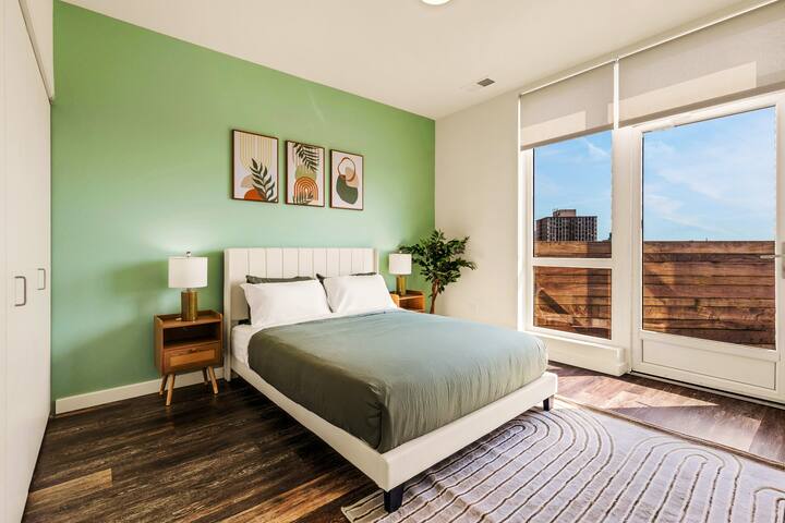 Luxury 3BD Penthouse – Private Patio+Skyline Views gallery image 4