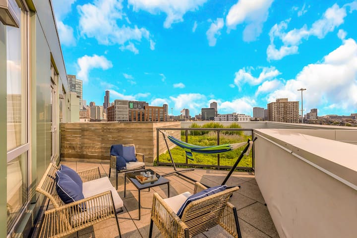 Luxury 3BD Penthouse – Private Patio+Skyline Views
