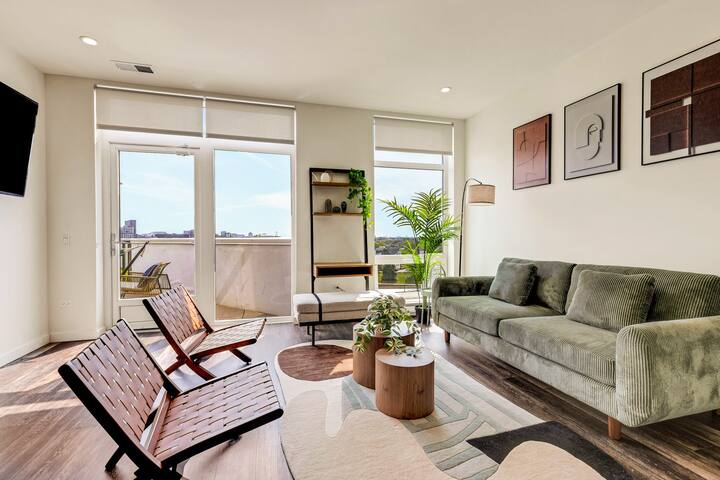 Luxury 3BD Penthouse – Private Patio+Skyline Views gallery image 2