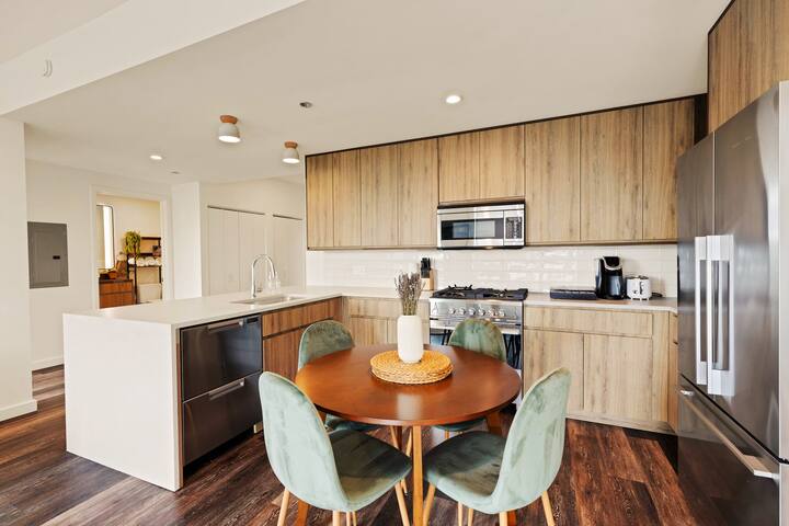 Luxury 3BD Penthouse – Private Patio+Skyline Views gallery image 3