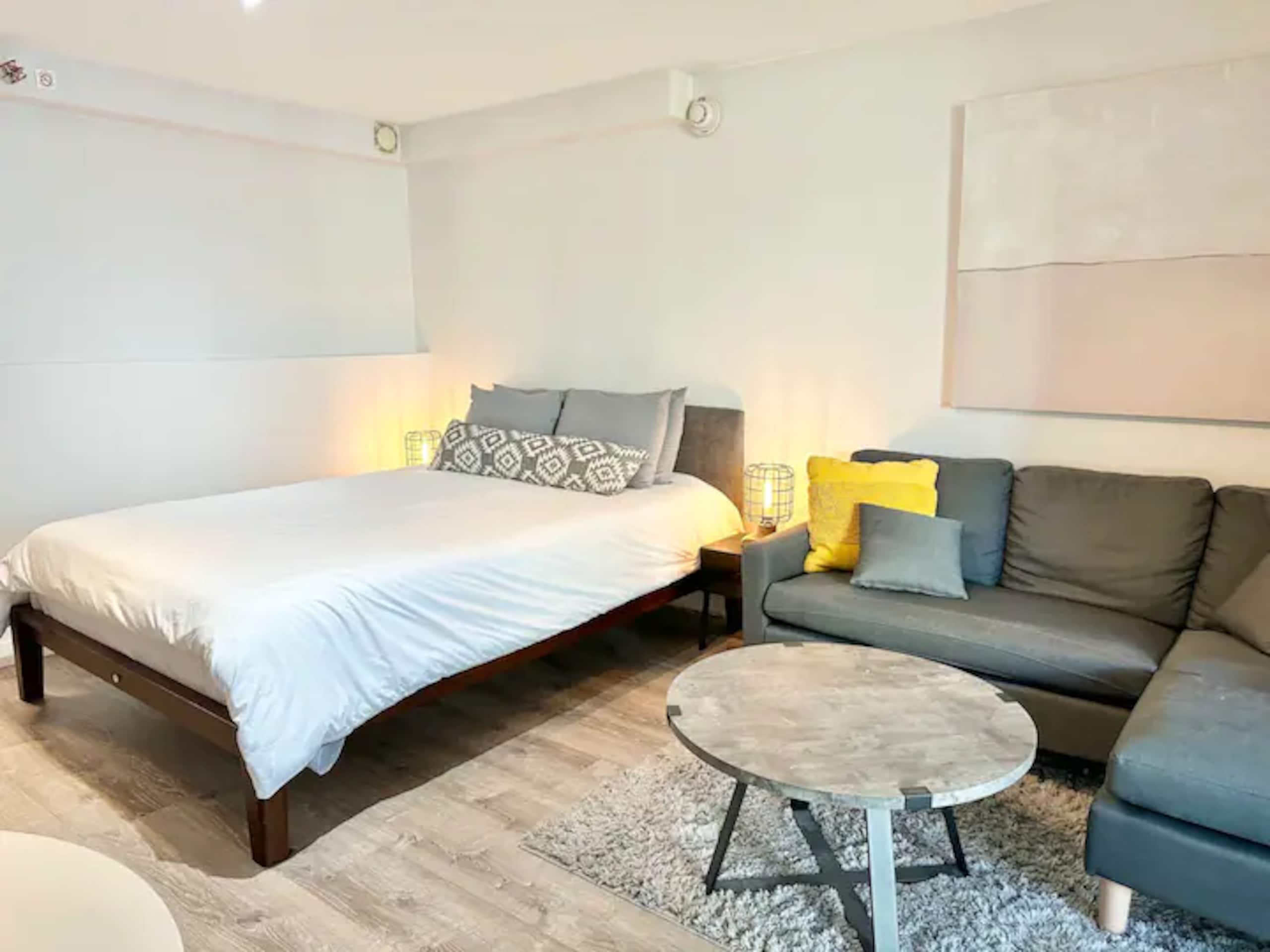 Cozy Studio - Renovated in Central Waikiki - Image 1