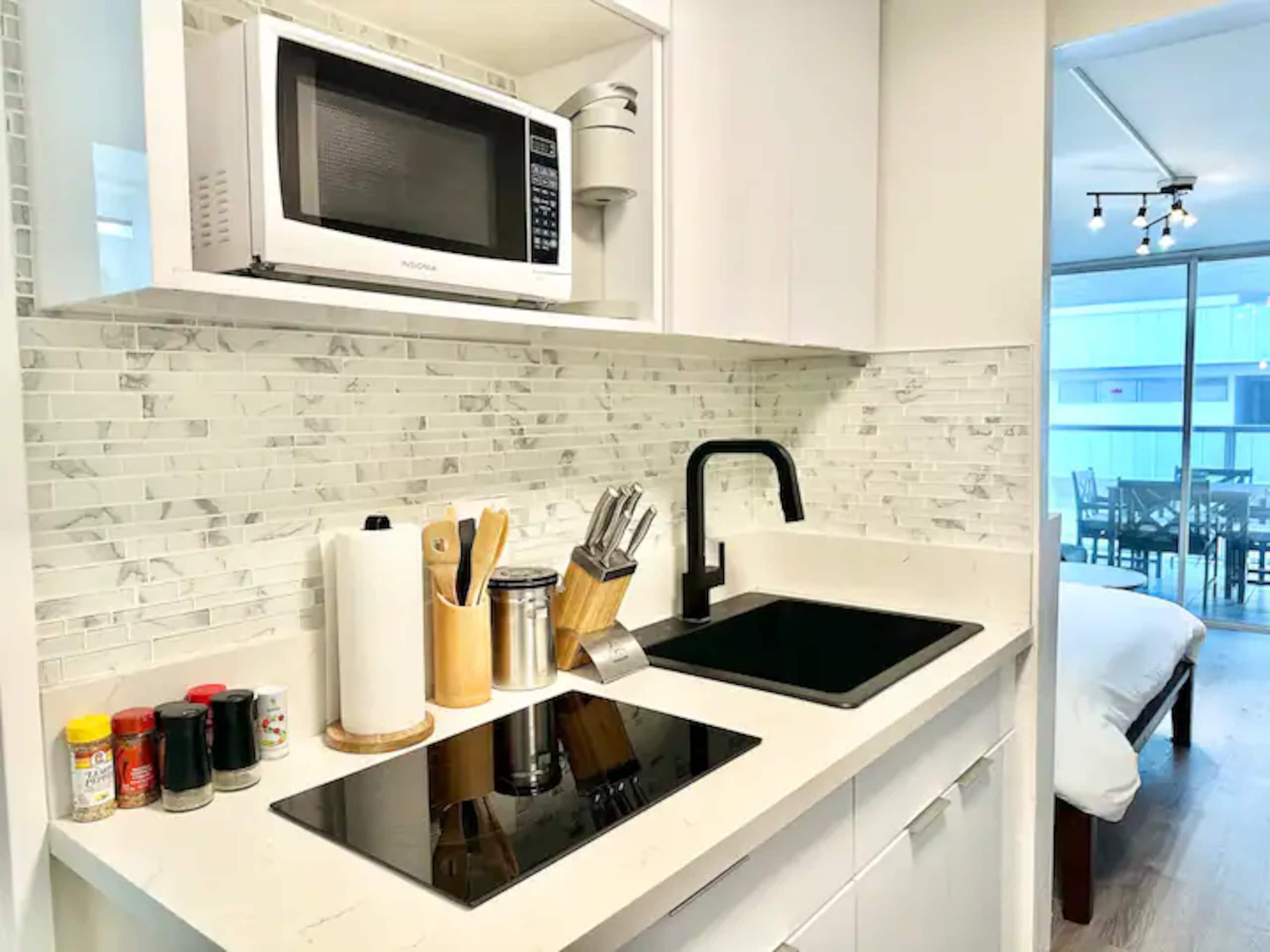Cozy Studio - Renovated in Central Waikiki - Image 10