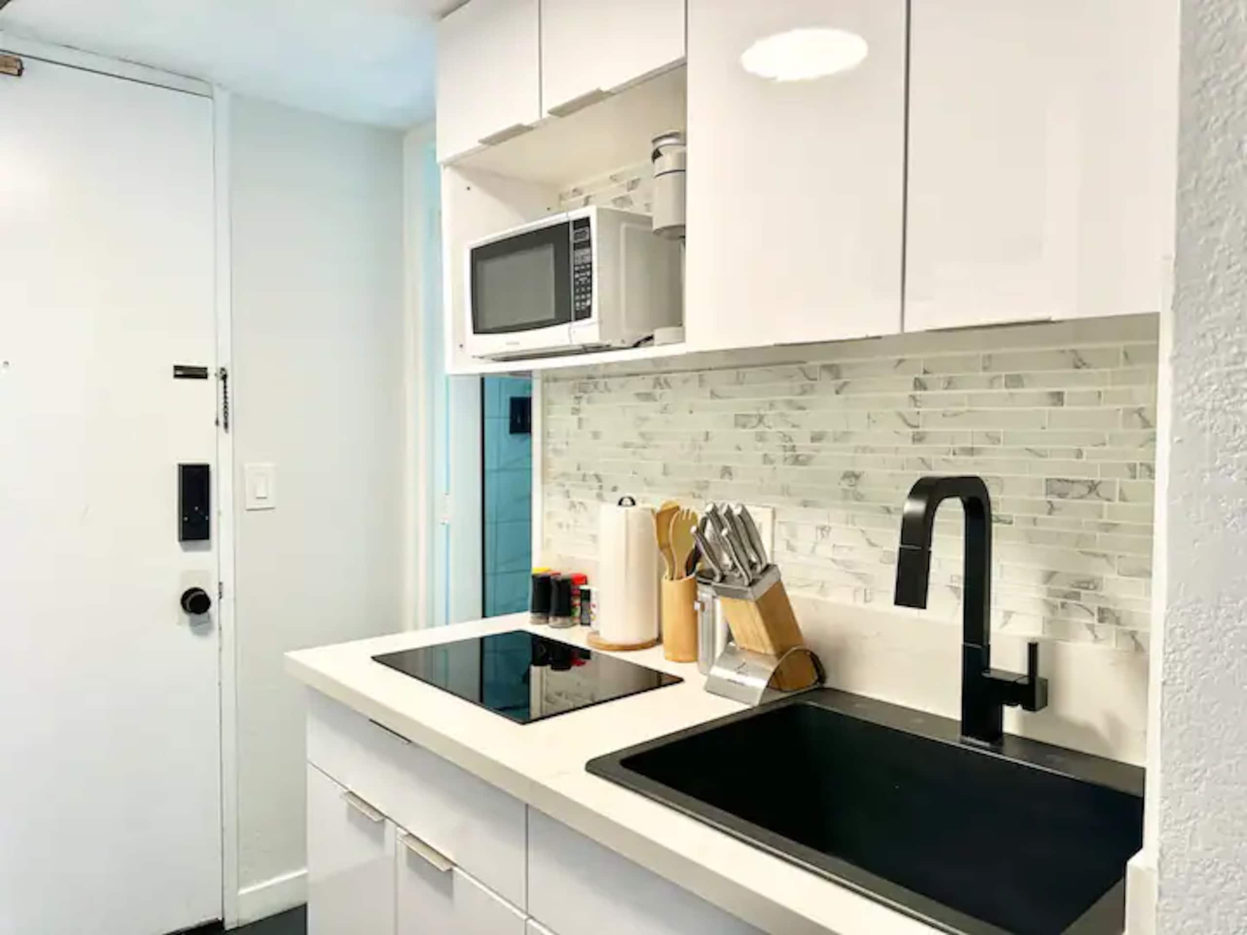 Cozy Studio - Renovated in Central Waikiki - Image 11