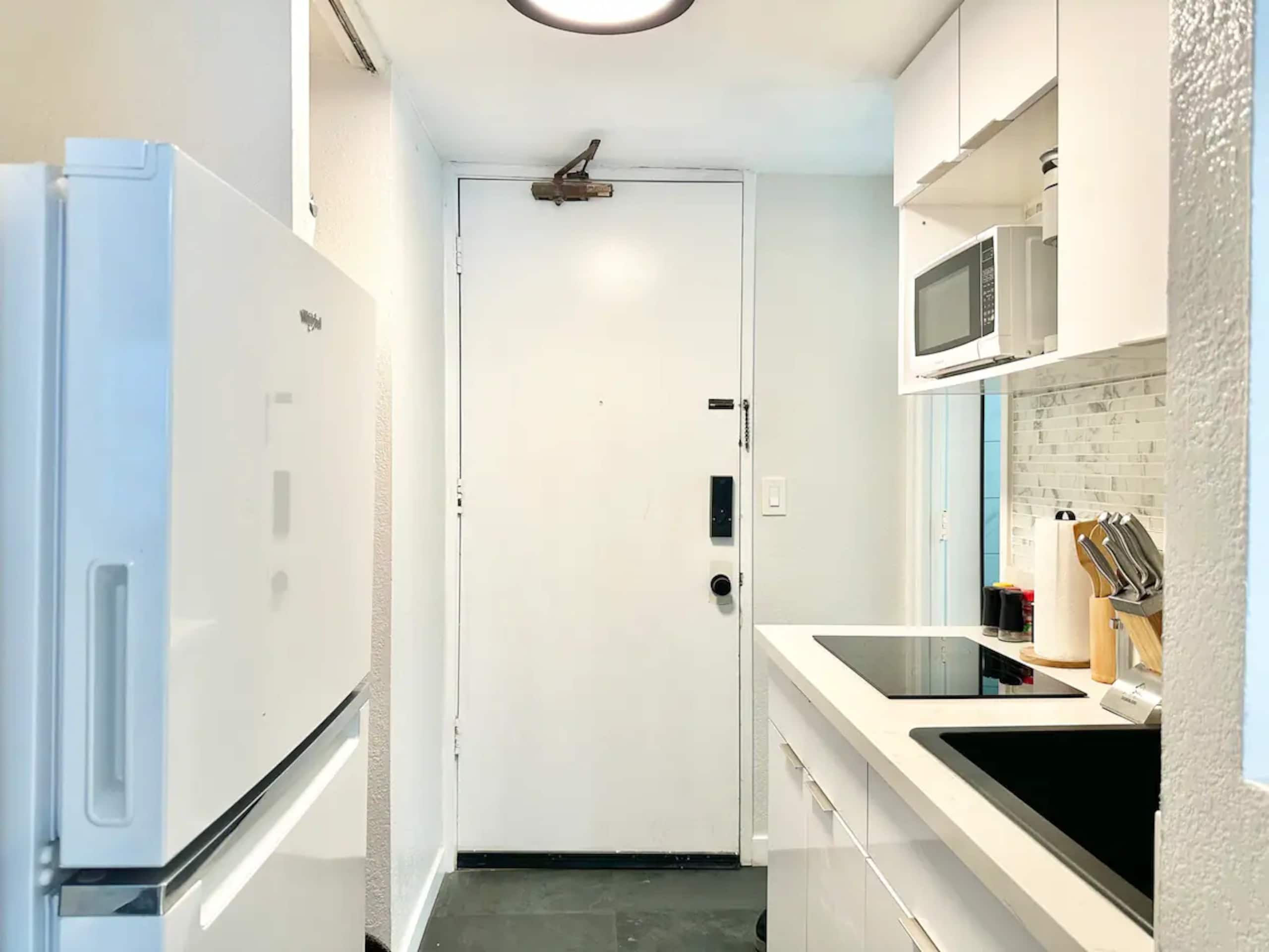 Cozy Studio - Renovated in Central Waikiki - Image 9