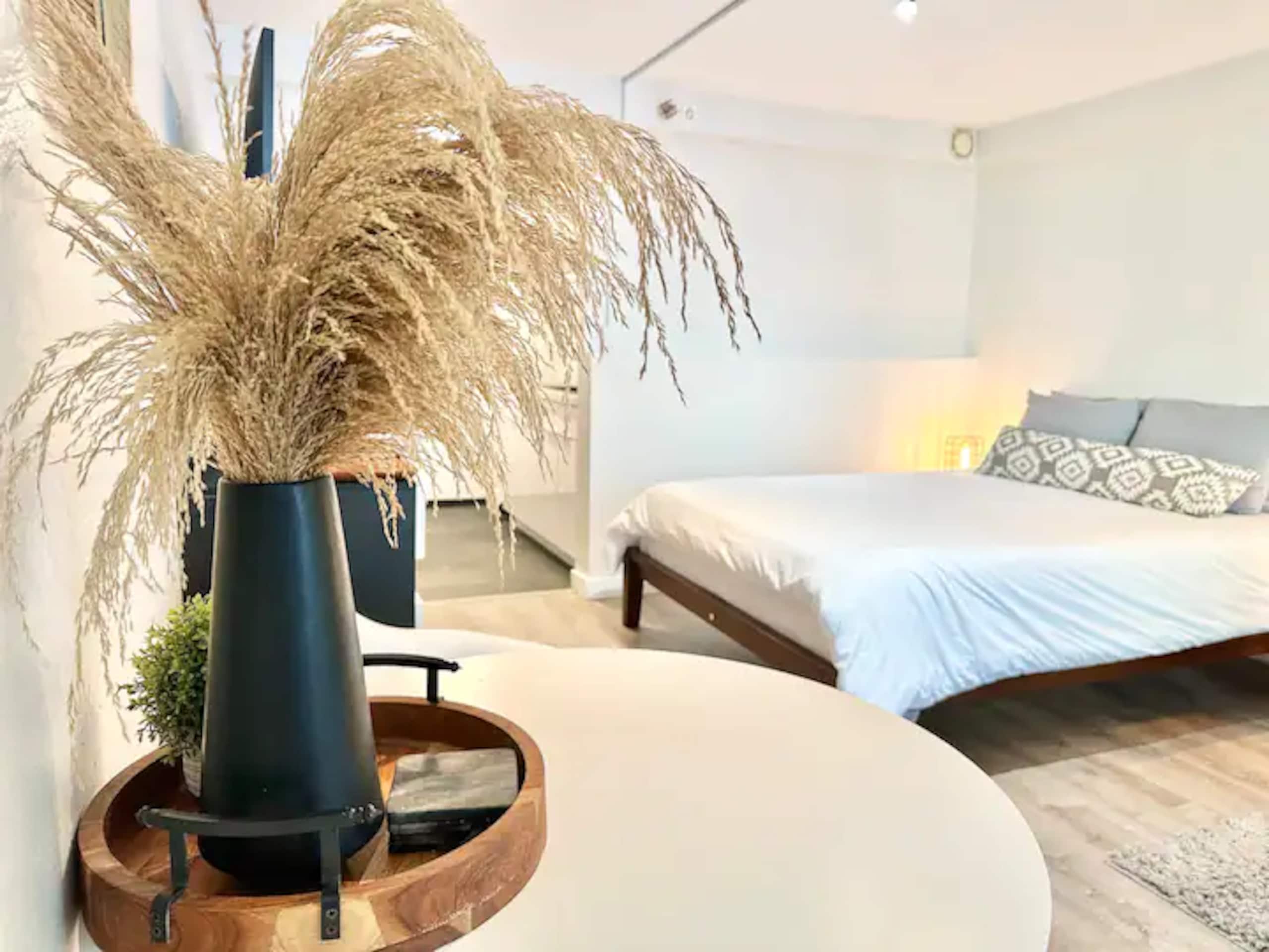 Cozy Studio - Renovated in Central Waikiki - Image 4
