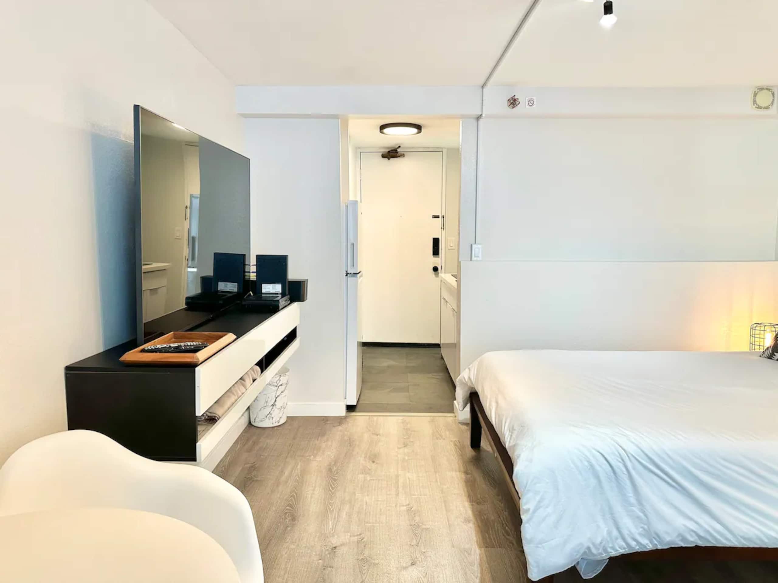 Cozy Studio - Renovated in Central Waikiki - Image 5