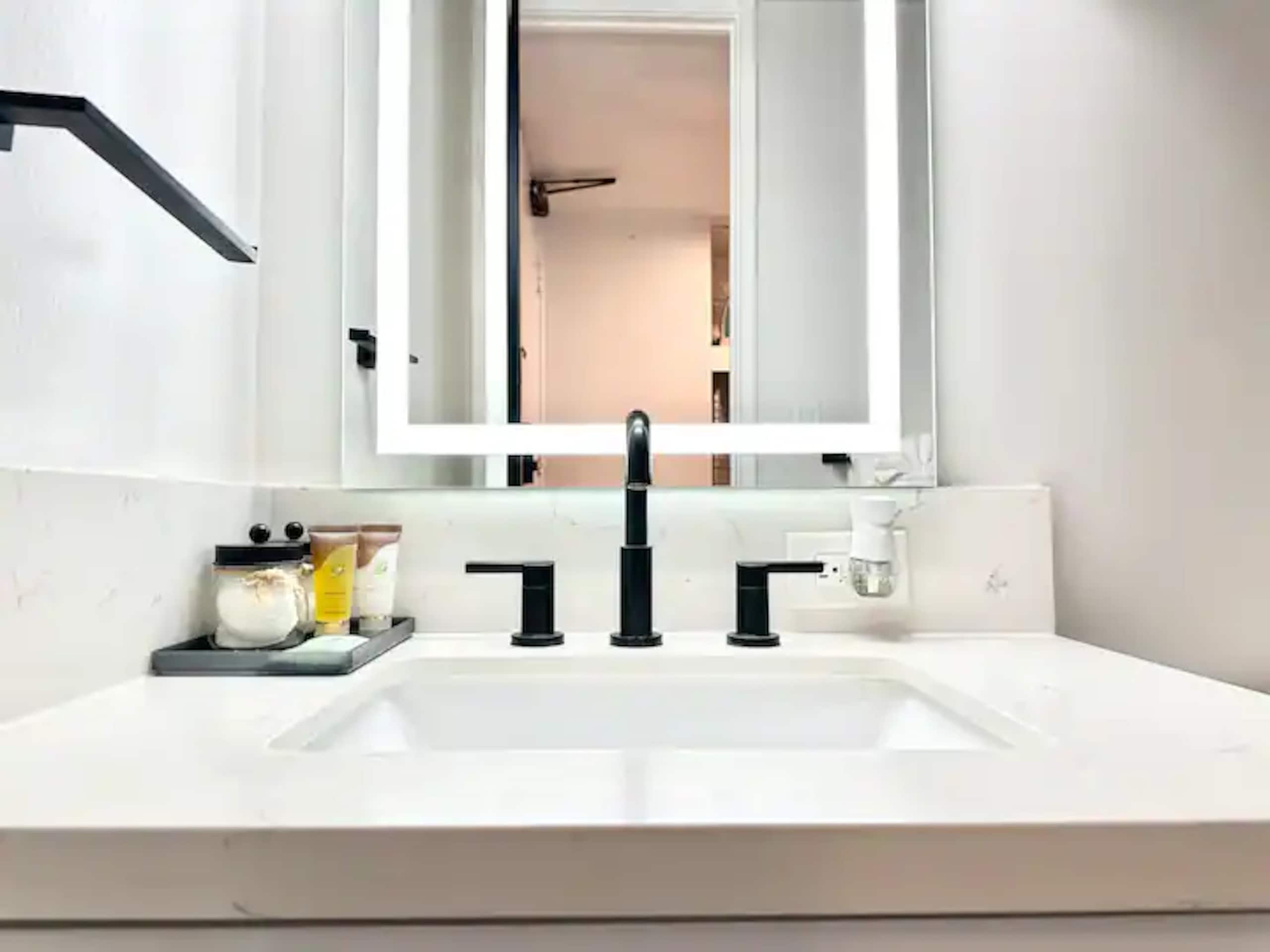 Cozy Studio - Renovated in Central Waikiki - Image 16