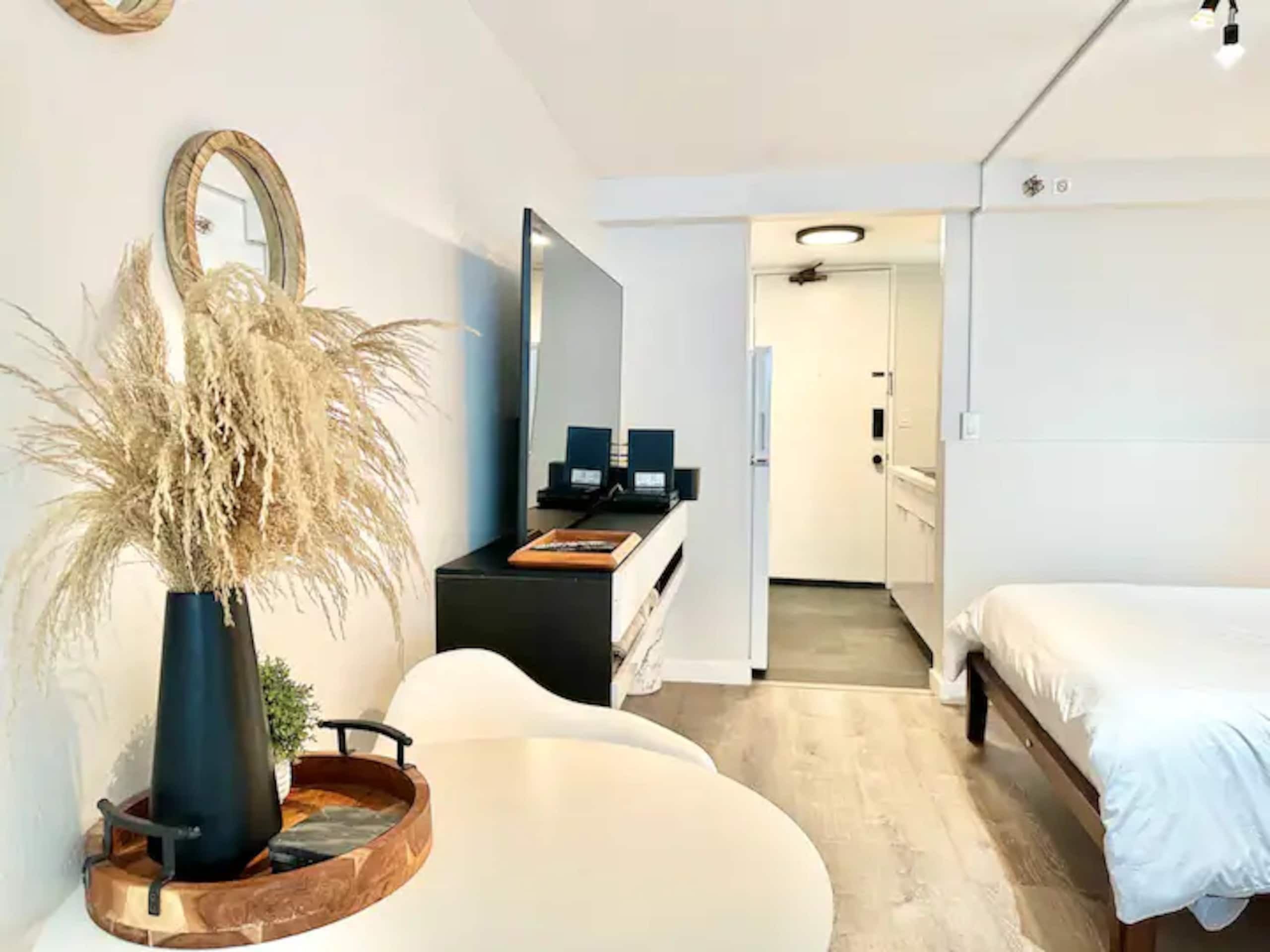 Cozy Studio - Renovated in Central Waikiki - Image 6