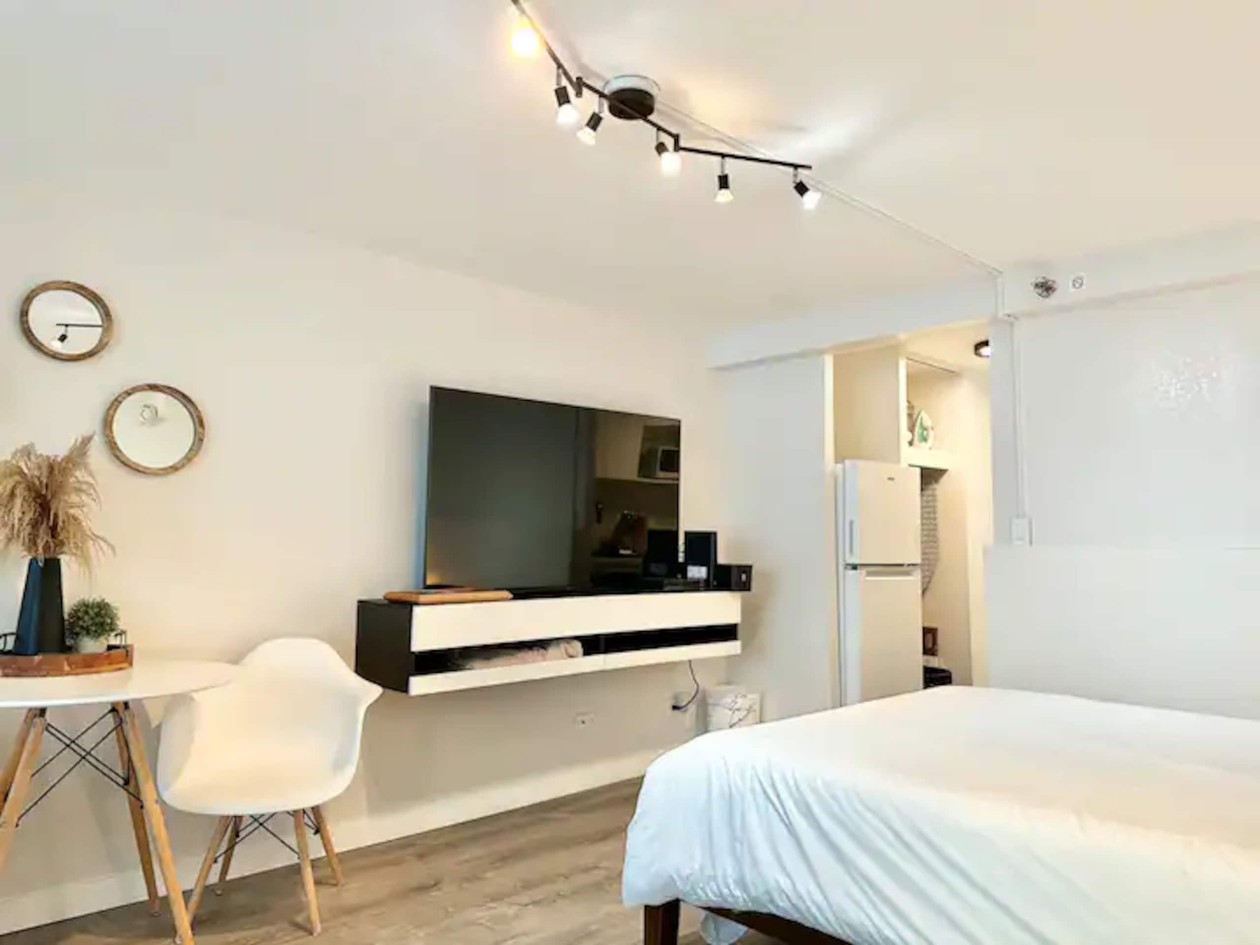 Cozy Studio - Renovated in Central Waikiki - Image 3