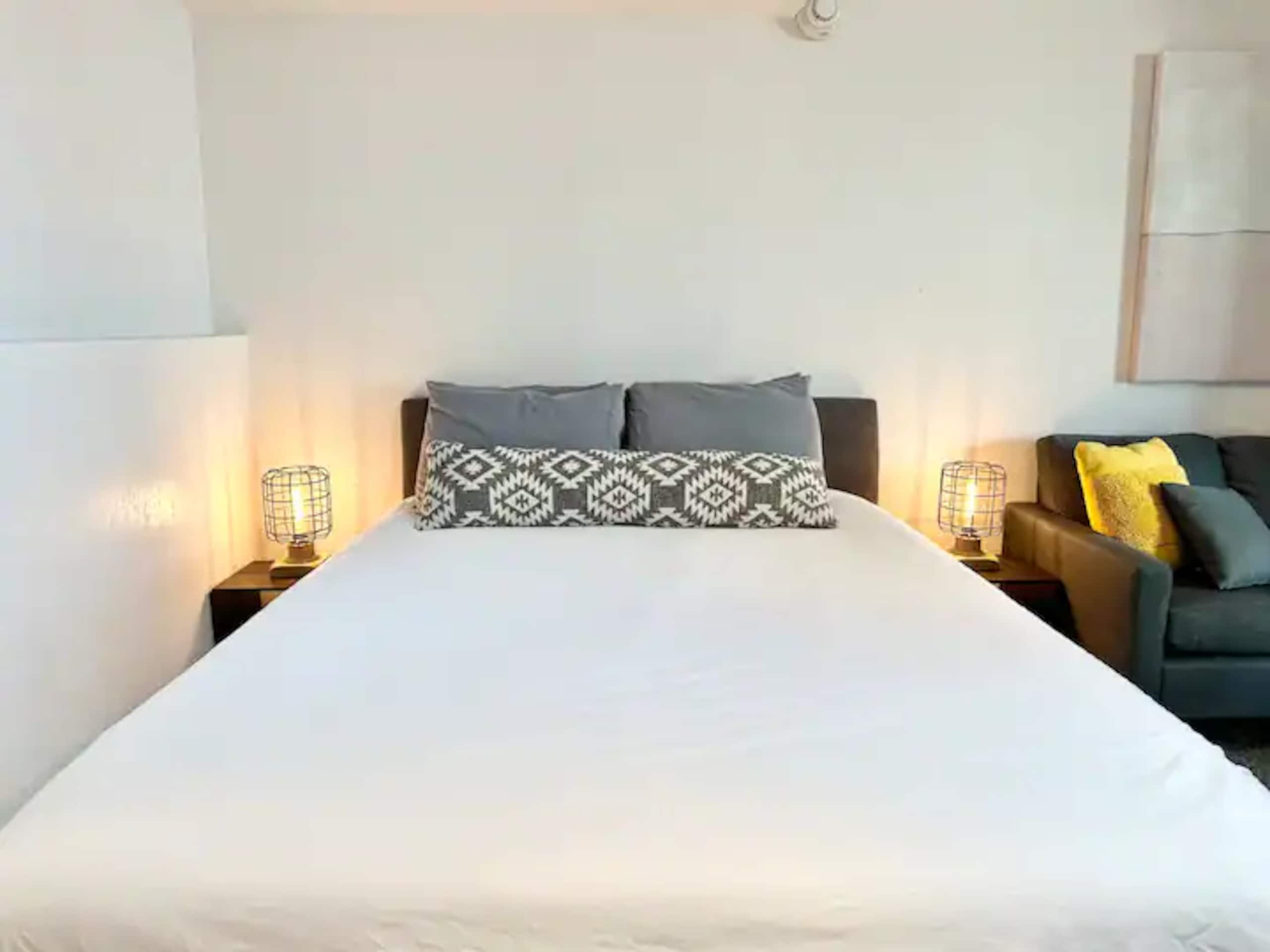 Cozy Studio - Renovated in Central Waikiki - Image 2
