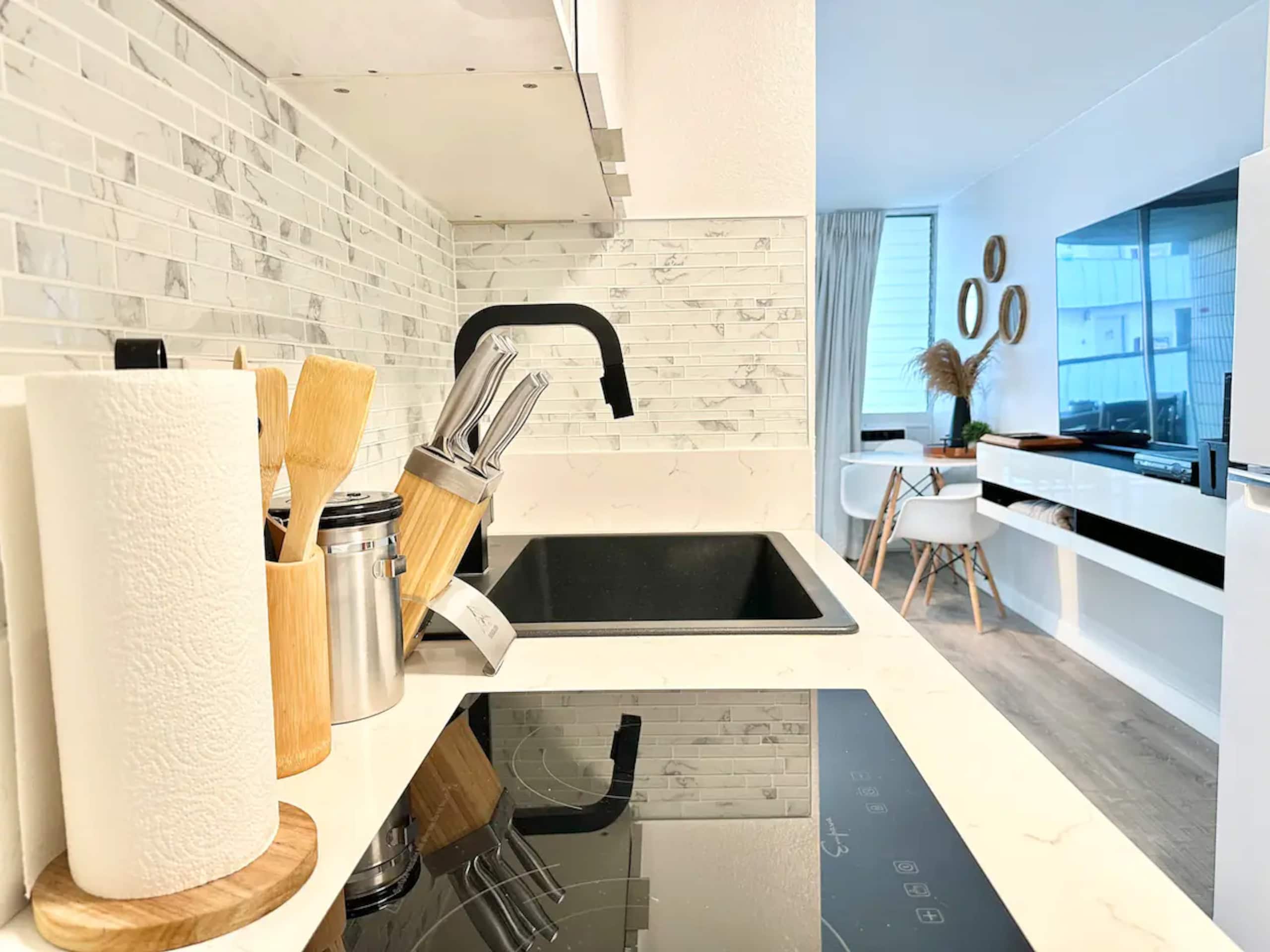 Cozy Studio - Renovated in Central Waikiki - Image 12