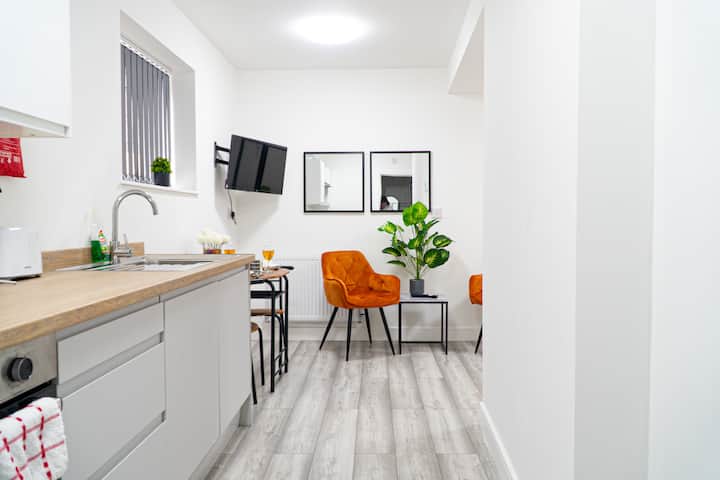 Spacious Studio - Double Bed - Cardiff