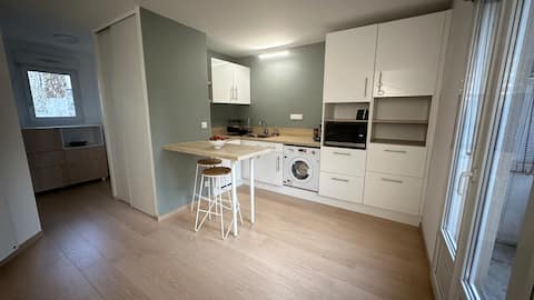 Hypercenter studio with parking and garden near RER
