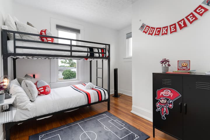 Chambre super sympa sur le thème de Buckeye avec lits superposés — un endroit confortable pour les enfants, les fans ou tous ceux qui aiment l'esprit d'équipe ! Situé au 2e étage.