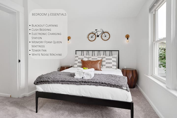 Tout ce dont vous avez besoin pour un séjour relaxant : lit queen size, rangement et parc pour vos tout-petits.