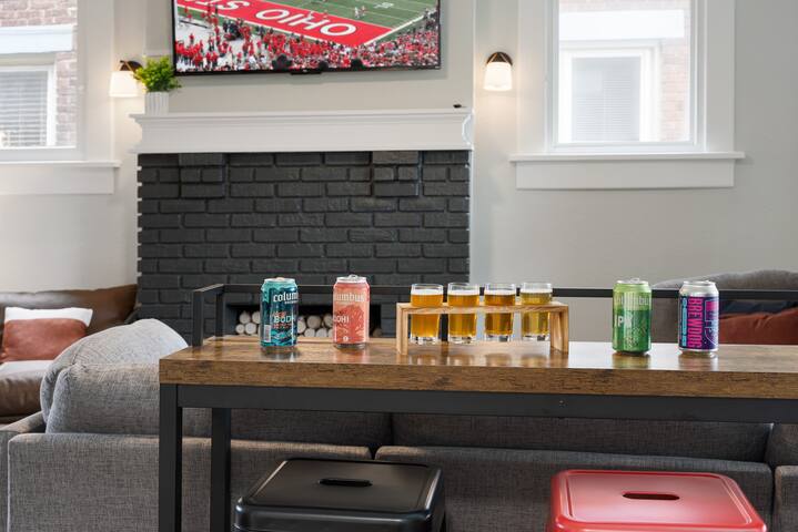 Walk to Football, Parking, Big Yard, Dogs OK! gallery image 3